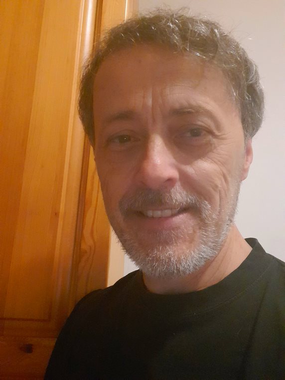 Mile József - Középkorú férfi megfontolt mosollyal az arcán