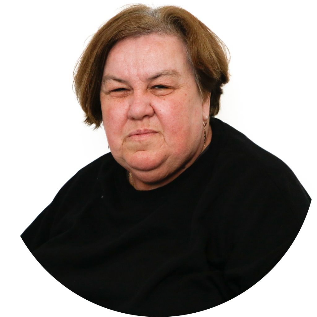 Katona Andrea - Középkorú nő oldalra fésült hajjal fekete felsőben