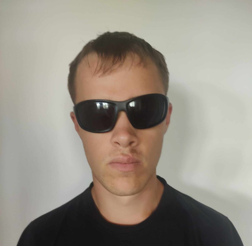 Fiatal rövid barna hajú napszemüveges fiú